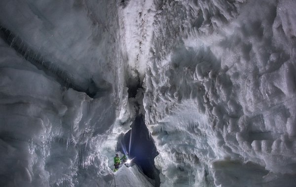Снимка: Roman Gerasymenko/“Into the Glacier”