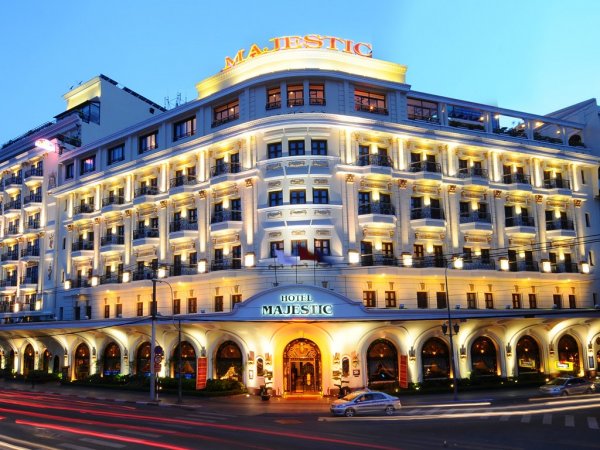 1. Hotel MajesticХотелът разполага с богата 90-годишна история и се намира между две от най-известните сгради на Гауди - La Pedrera и Casa Batlló. Върху покрива има открит басейн и зона за релакс с феноменален изглед. Към лобито на Hotel Majestic човек може да се любува на масивни колони и ефектен полилей, а стаите наскоро са реновирани.Снимка: observatorioinversis.com