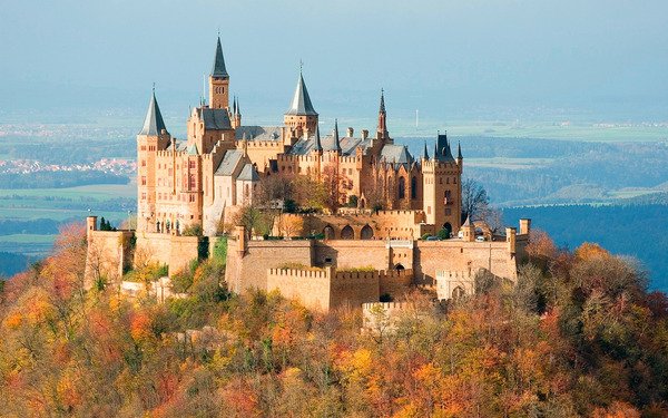 Hohenzollern Castle. Germany. Този приказен замък е бил историческо седалище на пруски царе и германски императори. Построен през Средновековието (11 век) и напълно разрушен през 1423 г., замъкът бива реконструиран през 1461 г.Снимка: opentravel.com