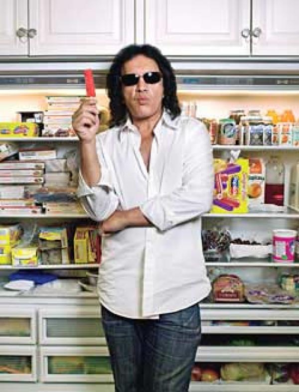 В хладилника на Джийн Симънс от рок бандата KISS има доста лакомства и калорични храни от всякакъв тип, както и много течности. Снимка: rachaelraymag.com