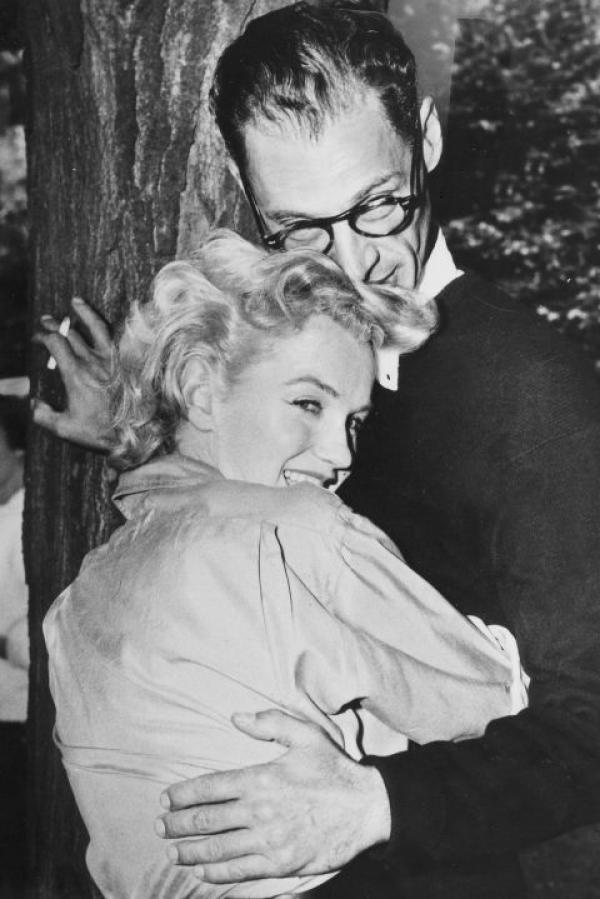 Монро в кадър с последния си съпруг Артур Милър през 1956 г. Снимка: сп. Elle/Getty