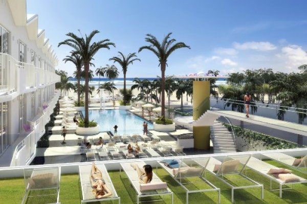 10. Shelborne South Beach, ФлоридаХотелът отваря врати през ноември 2011 година и се намира в южната част на Маями. Разполага с над 200 стаи и апартаменти на първа линия. Басейнът е огромен и достига чак до пясъка. Ако не искате да плувате в него обаче, необходими са ви само 12 метра, за да се озовете на плажа.Цена: Нощувка за двама започва от 177 $Снимка: frommers.com