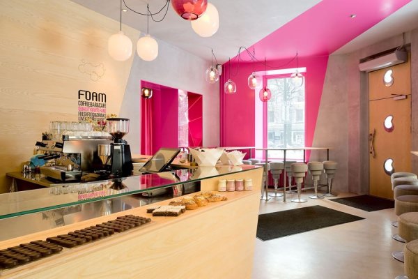 Снимка: architecturaldigest.comCafe Foam, СтокхолмЦветовата схема на това лъскаво кафене в шведската столица наистина впечатлява. Проектът на заведението е дело на фирма „Note Design Studio“. Неутралният фон в пясъчен цвят е освежен с розови стени и модерни висящи лампи от ръчно духано стъкло.