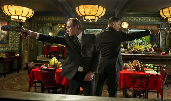 Снимка: outnow.chМъже в черно IIIОчаквана премиера: 25 май 2012Уил Смит и Томи Лий Джоунс са отново мъже в черно в едно пътешествие през времето, където Джош Броулин играе младия агент К. И ако този екип не ви звучи достатъчно страхотно, режисьорът Бари Зонефелд също се завръща зад камерата на лентата, за да порадва окото на зрителя, канейки Ема Томпсън и обаятелната Никол Шерцингер. Очаквайте също любимите си извънземни, опити за убийства, огромни пищящи оръжия и то в шеметния стил на шейсетте.
