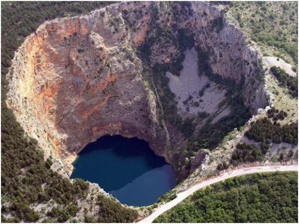 Снимка: myrandomstuff.seRed Lake, ХърватскаТова е дупка, представляваща карстово езеро близо до град Имотски в Хърватска. Известна е с множеството си пещери и забележително високи скали, стигащи до 241 м над морското равнище. Изследваната до сега дълбочина на дупката е 530 метра и побира около 25-30 млн. куб. метра вода, което я прави третата по големина подводна дупка в света.