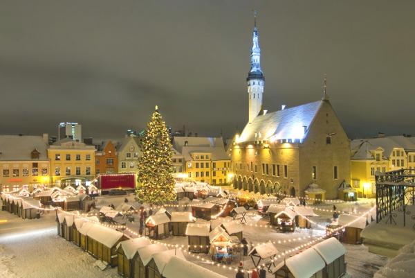 3. Естония - Twinkling Tallinn (24-ти ноември – 1-ви януари)Уникалният естонски пазар може да се нарече бебе в сравнение с някои от другите коледни пазари, защото началото му се поставя през 2011 година. Пазарът се намира в сърцето на средновековния стар град в Талин. Някои от естонските предложения са греяно вино, топли супи, пикантни колбаси с кисело зеле и вкусни меденки. Коледният пазар в Талин предлага още много предложения за подаръци, някои от тях изработени ръчно като вълнени шапки, свещи или бродирани завивки.Снимка: adelto.co.uk