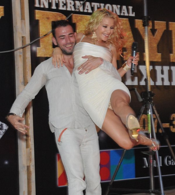 Деси пее на еротична изложба в Бургас през 2013 г. Снимка: Булфото