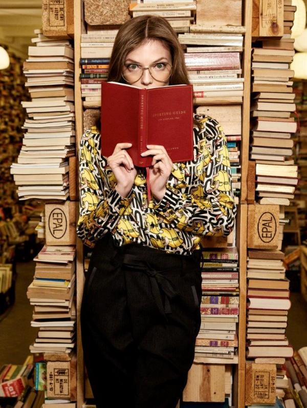 Нора Шопова е първата българка, изгряла на корицата на модната Библия Vogue и то два пъти. Била е на корица и на немската Grazia, румънския Elle и е снимала едиториали за списания като Io Donna, Flair magazine, Marie Claire, Cosmopolitan, италиaнската и английската Grazia. Предстои и да се дипломира и като юрист. Снимка: Ивет Фешън