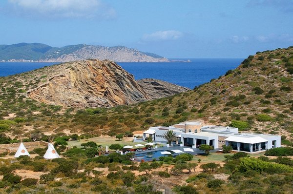Вила „Оливие“, Ибиса (Olivier Villa in Ibiza, Spain);Снимка: smashingtops.comТя също се намира на частен остров, който е достъпен само за гостите на вилата. В близост до основната сграда, има малка къща за персонала. Най-верният начин да се опише това красиво място, е да се каже, че е едно от най-удивителните и разкошни места в света. Към естествената красота на острова, неговите кристално чисти води и живописни скали, са добавени всички възможни условия ваканцията тук да остане незабравима.