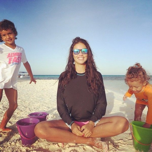 Адриана Лима с двете си дъщери Сиена и Валентина; Снимка:Instagram