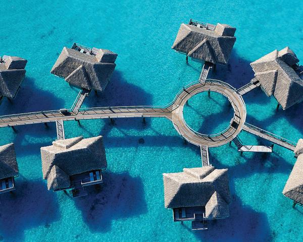 Снимка: DreamstimeBora Bora Lagoon Resort And Spa, Френска ПолинезияБора Бора има славата на водеща дестинация за меден месец в света. Сватбите и романтиката тук са на особена почит. Ако решите да изкарате сватбеното си пътешествие тук – очакват ви повече от 44 плаващи бунгала, от които ще се насладите на несравним изглед към перфектните плажове и кристално чистите лазурни води.