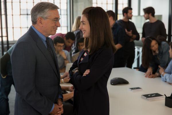 Кадър от новата комедия на актрисата с Робърт Дениро - "The Intern", чиято премера е в края на септември; Снимка: outnow.ch