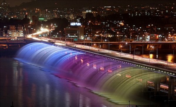 Снимка: Banpo Bridge,СеулЗавършеният през 1982 година мост е известен с централния си фонтан, който има 380 дюзи, които изпомпват водата на река Хан и 200-те си осветителни тела, около фонтана, които осигуряват уникална гледка на красива дъга - истинска атракция за публиката. Фонтанът е регистриран в "Книгата за рекордите на Гинес" като най-дългият фонтан, направен върху мост в света.