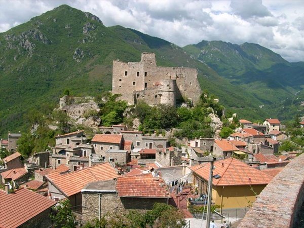 Снимка: smashingtops.comБалестрино, Италия (Balestrino, Italy) Това е един от най-известните мъртви градове на Европа, който крие много мистeрии и тайни. Никой не знае с точност кога е построен този малък град, нито пък защо е изоставен преди 60 години. Най-вероятната причина всички негови жители (около 1000 души) да го напуснат е природно бедствие или силно земетресение.