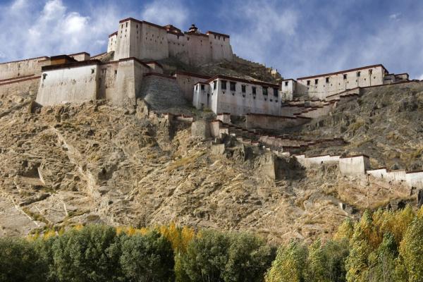 Gyantse Fortress— Gyantse, Tibet, Снимка: DreamstimeПостроена през 14-ти век, тази крепост в будистки стил е един от най-добре запазените примери за този тип архитектура на Тибет. Кацнал върху сиво-кафява скала над Gyantse (третият най-голям търговски град по онова време) и Лхаса (духовен епицентър, където много Далай Лами са живели, включително настоящият преди да отиде в изгнание), замъкът първоначално е бил построен да защитава двата града от нападения. 