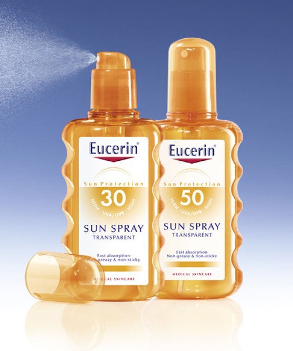 Слънцезащитни спрейове SPF 30 и SPF 50 от Eucerin®...Eucerin® разработи специална серия прозрачни слънцезащитни спрейове SPF 30 и SPF 50, които позволяват бързо и лесно нанасяне върху кожата. Тяхната 100% немазна формула не оставя петна върху дрехите, а съдържанието на глицерин осигурява дълготрайна хидратация на кожата. Същевременно те предлагат надеждна защита срещу вредното влияние на UVA/UVB лъчите благодарение на специалната 3-степенна защитна система на Eucerin®, която комбинира:Физическа UVA/UVB защита чрез микропигментиОрганична UVA/UVB защита чрез патентована филтърна комбинация Tinosorb® SБиологична защита от свободните радикали в дълбоките слоеве на епидермиса чрез естествения антиоксидант Licochalcone А