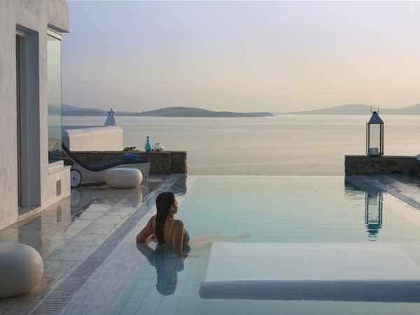 Снимка: freshome.com7. Разположен в родното място на Бог Аполон, луксозният курорт Mykonos Grand Hotel предлага 32 апартамента с гледка към изящни градини, просторни мраморни бани, стаи с изглед към Егейско море, украсени с гръцка мозайка, миконски арки и СПА глезотии.