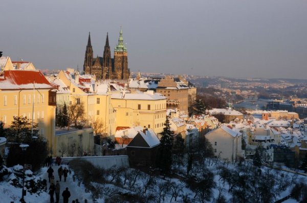 Катедралата, покрита със сняг... Снимка: Prague.net