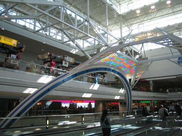 Снимка: thewondrous.com;Международно летище в Денвър, САЩ (Denver International Airport)