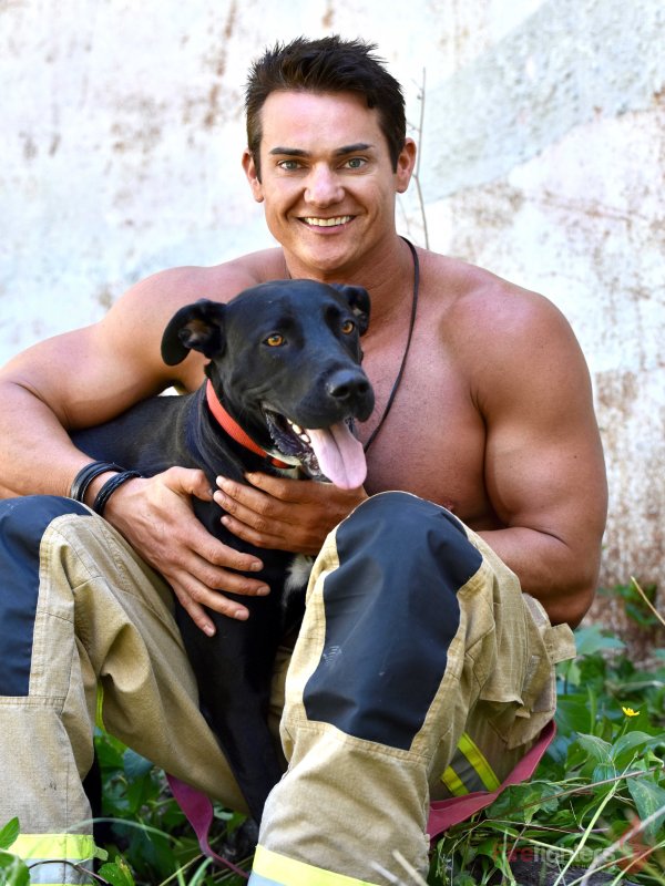 Снимка: @australianfirefighterscalendar.com