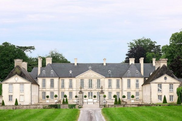 Снимка: Chateau d'AudrieuХотелът "Chateau d'Audrieu" е разположен в сърцето на Калвадос, Франция. Това зашеметяващо френско шато е построено през 18-ти век, а в днешно време е считано за исторически паметник. Замъкът е заобиколен от огромен, елегантно озеленен парк и цветни градини. Малкият хотел разполага с 25 стаи и четири апартамента за гости, ресторант, плувен басейн, както и достъп до голф, конна езда, поло, мотори и ветроходство.