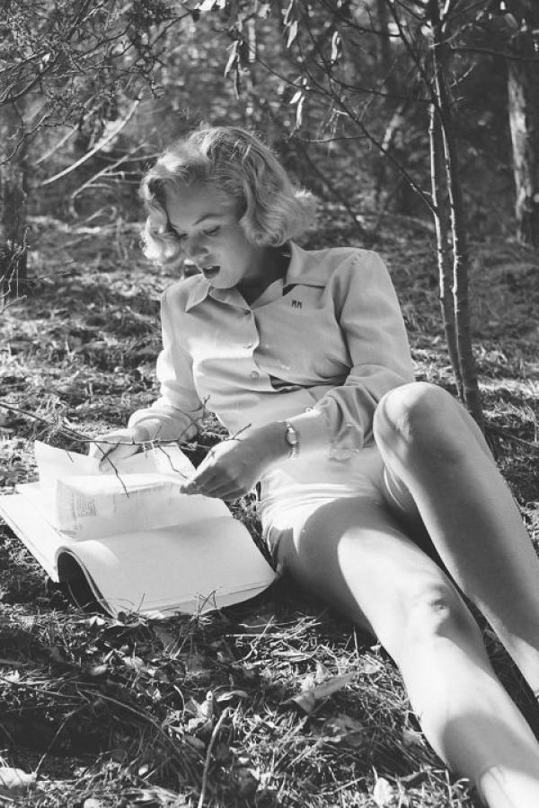Монро чете в Лос Анджелис през 1950 г. Снимка: сп. Elle/Getty