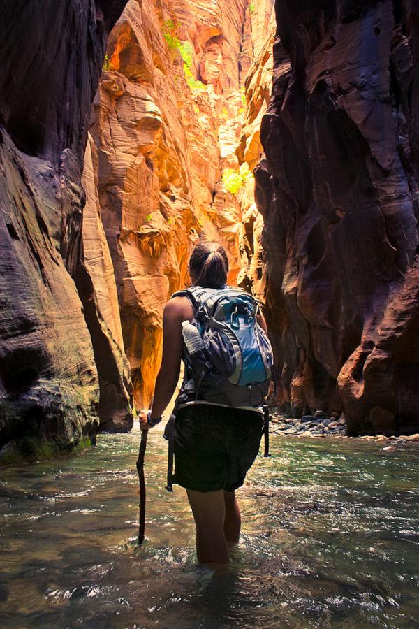 Снимка: Ada BeНароус (The Narrows), САЩТова 26-километрово пътуване през драматични каньони, издълбани в продължение на векове от река Дева в Национален парк Зион, е екскурзия като никоя друга. По-голямата част от маршрутът се намира в реката, така че очаква ви голямо газене и плуване. Преходът може да бъде изминат за един ден, въпреки че много хора избират по-спокойно темпо и тогава им се налага да пренощуват в някой от 12-те лагера в парка.