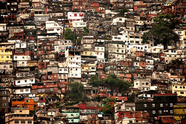 Снимка: razorbernТова, което прави Рочина потенциално опасно място за живеене, е разцъфтяването на наркотърговията, което води до нестихващи сблъсъци и конфликти между конкуренти наркопласьори и полиция. Населението от около 100 000 души е бедно и с висок процент на смъртност, а и заради разположението си Рочина често става жертва на свлачища, наводнения и падащи камъни. 