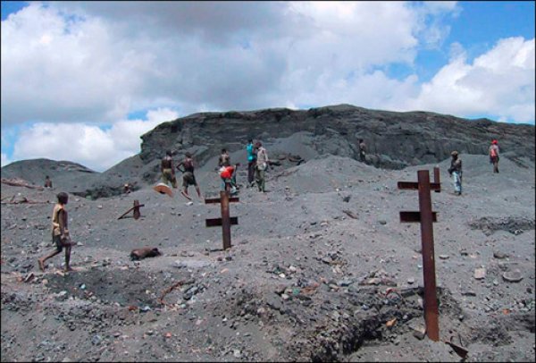 Снимка: livescience.comКабуе – ЗамбияЗалежите от олово и високо токсичният метал кадмий в тази бивша британска колония са били силно експлоатирани от откриването им през 1902 г. и макар днес мините да са затворени и пещите да не функционират, жителите на Кобуе са сериозно заплашени от тежки натравяния. Кръвни тестове сред децата, живеещи тук са показали концентрация на олово в организма, която е 5-10 пъти по-висока от нормалния лимит и може да се окаже фатална във всеки един момент. Едва наскоро световната банка започва да отделя средства за атакуване на проблема.