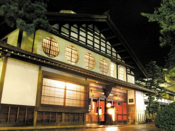 Снимка: ju-s.blogspot.comХотел „Hoshi Ryokan“, ЯпонияДнес, „Хоши хан“ стои на същото място като оригиналния, в близост до минералните извори. Въпреки че е възстановен и модернизиран, хотелът е запазил традиционното усещане на мястото, напомняйки за впечатляващата си възраст. И въпреки, че днес той отговаря на съвременните стандарти за туризъм, впечатляващото е, че „Хоши хан“ си е останал семеен бизнес. Неговото управление е собственост на потомците на създателя му или 47-мо поколение, ако трябва да бъдем по-точни.
