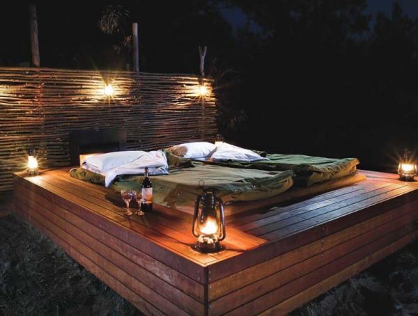 Blue Mountains Private Safaris, АвстралияТези дървени платформи насред евкалиптова гора, край реката Уолондили, на около 120 км югозападно от Сидни, са застлани с меки пухени завивки и първокачествени, памучни чаршафи. В тази част на света ви очакват много интересни преживявания с птицечовки, кенгура, вомбати, ехидни и всички останали, уникални за Австралия, животни. А нощем можете да чуете воя на кучетата динго, крясъка на папагалите и ловуващите във висините орли. Нощувката сред това частно сафари излиза $1317 за двойна... стая.Снимка: Archie Sartracom