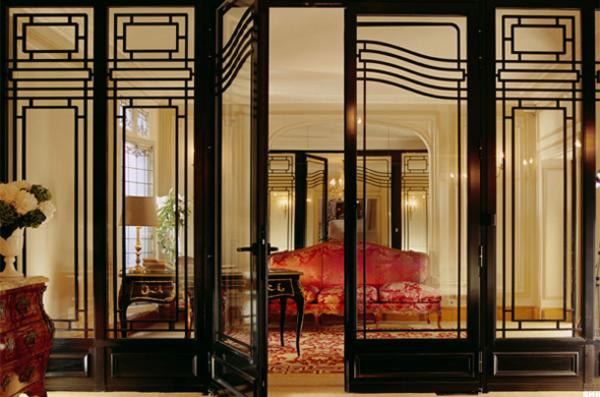 Нощувка: 27 000 долараHotel Plaza Athenee - Париж, ФранцияСнимка: thestreet.com