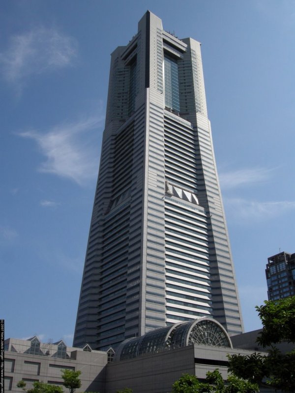 Снимка: raredelights.comВ небостъргача "Yokohama Landmark Tower" в Япония човек може да стигне до върха и обратно само за 24 секунди, благодарение на високо ефективния набор от асансьори, дело на Mitsubishi. Височината на сградата е 295 метра.