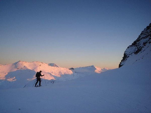 Снимка:southamericatourist.com;Огнена земя Огнена земя е архипелаг, разположен в южната част на Южна Америка между Магелановия проток и протока Дрейк и между Атлантическия и Тихия океан. Той е част от  Патагония. Остров Огнена земя е най-големият остров от архипелага с площ от 47 хиляди кв. километра. На архипелага се намира най-южната точка на континента - Нос Хорн. От тук тръгват и експедициите за Антарктида. Градовете Ушуая (Аржентина) и Пуерто Уилямс (Чили) си съперничат кой е най-южният град в света, В аржентинската част на Огнена земя се намира Националният парк „Lapataia Bay“.