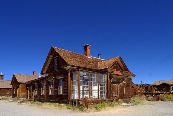 Снимка: smashingtops.comГрад Боди, Калифорния (Bodie, California)Това е най-известният призрачен град в САЩ и по-точно в щата Калифорния. В миналото той е просперирал, заради златната мина в околността, която е давала поминък на многобройното население. Към 1880 година Боди е имал население от около 10 хиляди жители. Но както знаем, нищо не е вечно – със затварянето на мината, жителите постепенно започнали да се изселват в други градове. А когато през 1932 година в Боди пламва огромен пожар, който обхваща целия център и убива търговията - краят на града е факт.