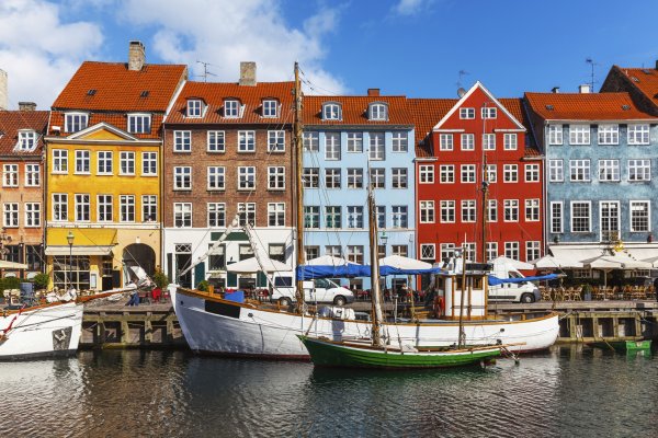 Снимка: thinkstockphotos.comДанияДания оглавява класацията за най-спокойните страни на Земята, тъй като това е наистина сигурно място за живеене. Датчаните са много приятелски настроени и отзивчиви хора. Копенхаген също е много тих град за столица.
