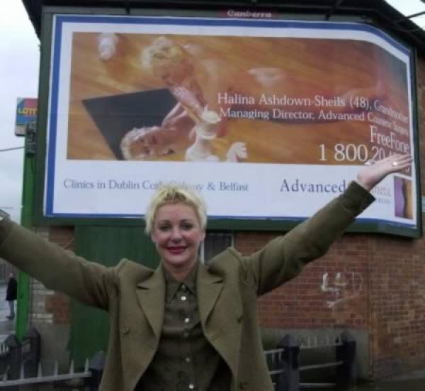 Advanced Cosmetic Surgery привлече вниманието с билборд на тяхна клиентка, 48-годишната Halina Ashdown Shiels, която позира гола.Снимка: oddee.com