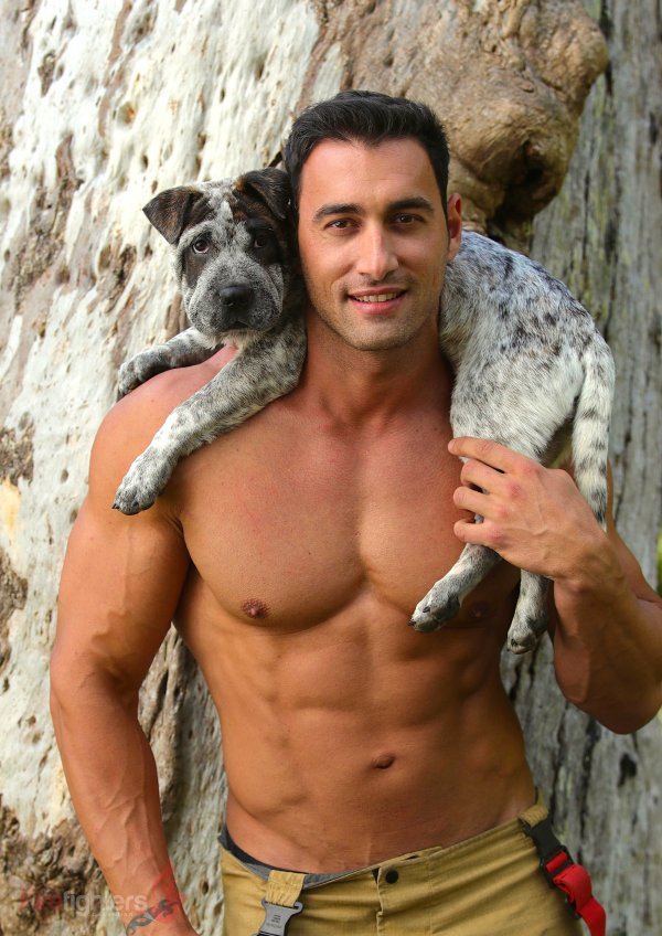 Снимка: @australianfirefighterscalendar.com