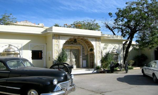 Нощува в Shahi Mahal Suite At Raj Palace, Индия - 60 000 долара.Снимка: therichest.com
