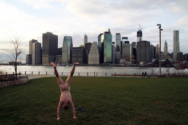 Ню Йорк, САЩСнимка: Naked Handstander