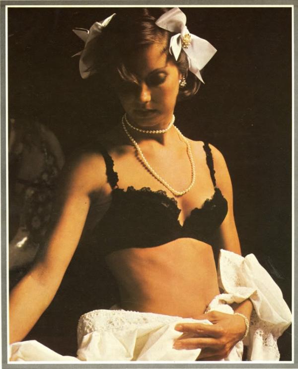 Снимка: рекламна кампания на Mikimoto pearls, Vogue 1972