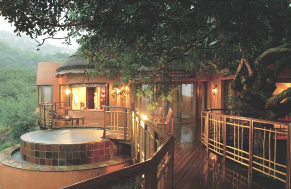Safari Lodge в резервата Thanda Private Game , Южна АфрикаТози луксозен резерват ви предлага възможността да се докоснете до дивата природа. Пакетът „Африканска романтична афера" включва три нощувки, обеди и вечери под открито небе с всякакви местни деликатеси и вълнуващо сафари.В стаите има романтични елементи, които да ви помогнат да създадете необходимата любовна атмосфера – свещи, масажно масло, шоколадова „боя" за тяло и четка.Снимка: adelto.co.uk