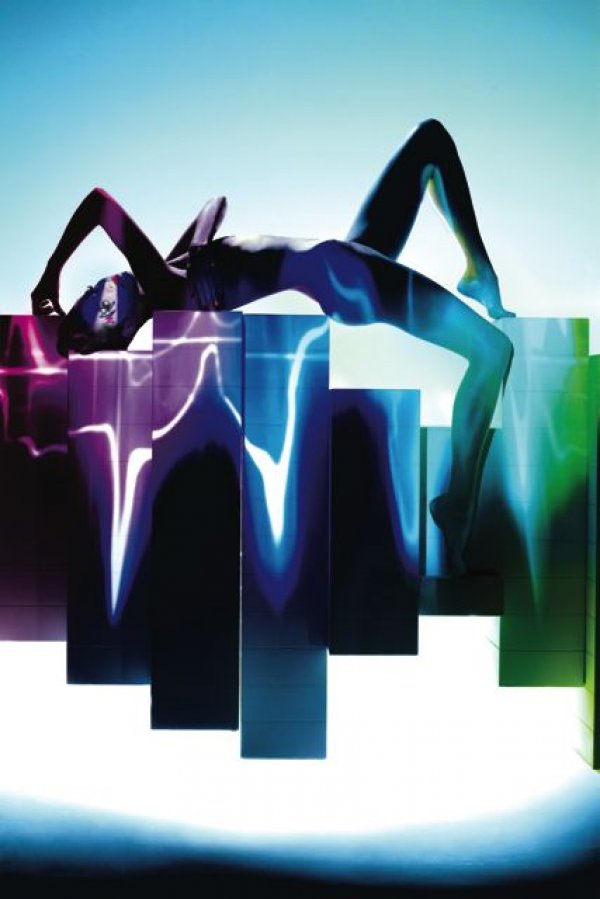 Шарлот Кемп Мул като "звукът на Ню Йорк", Снимка: Maybelline 2013 Calendar