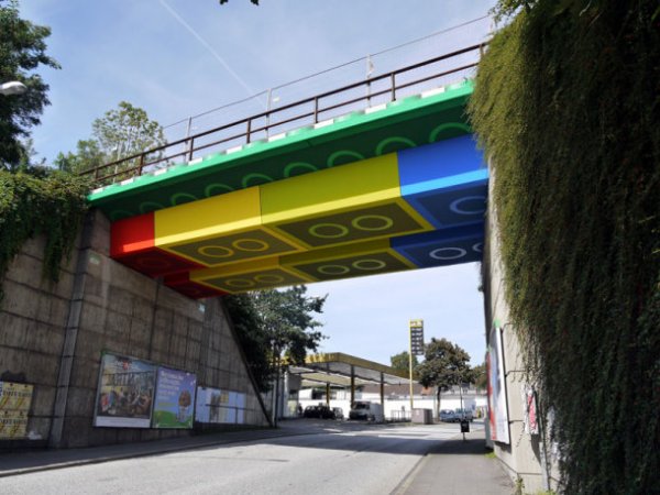 2. Lego Bridge – Вупертал, ГерманияМалко постове могат да се похвалят с прекрасен изглед от долната си страна. В продължение на четири седмици уличен художник, известен като Megx, работил над моста. Той го изрисувал по начин, чрез който мостът заприличал на конструктор лего. Със сигурност проектът на художника вдъхва доза детска носталгия у шофьорите, преминаващи под моста.Снимка: news.cnet.com