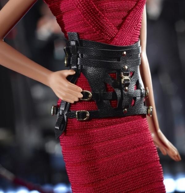 Модел от 2013 г. на Herve Leger by Max Aria