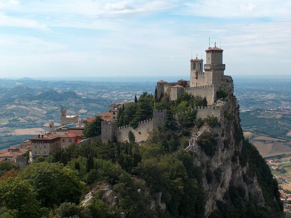 Guaita Fortress. San Marino.Разположеният на висок връх, с изглед към Сан Марино, замък Guaita Fortress е един от емблематичните образи на микроорганизма Италия. Крепостта е построена през 11 век и служи като затвор за известно време. Guaita е една от трите кули на Сан Марино, които са изобразени на националното му знаме.Снимка: opentravel.com