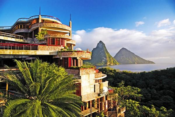 Снимка: freshome.com9. В курорта Jade Mountain Resort в Сейнт Лусия всяка стая разполага със собствен басейн. Архитектът Ник Troubetzkoy е проектирал тази красота изцяло в карибски стил. Курортът се отличава с дръзкия си  дизайн, мостове, водещи до разкошни басейни и високи каменни колони.