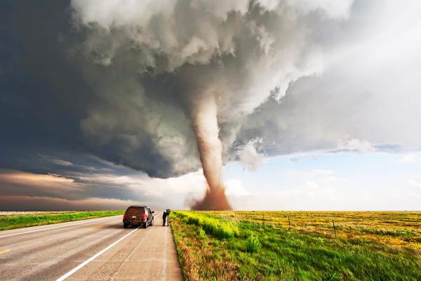 Преследване на торнадо в САЩ и по-точно в района Tornado Alley. Снимка: Reddit