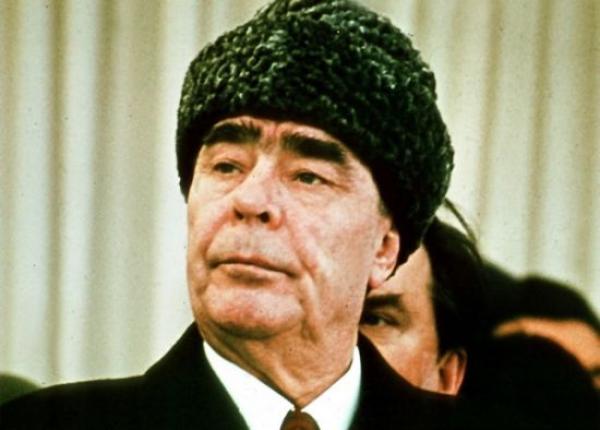 Брежнев; Снимка: norulesnoshame.wordpress.comТой остава в аналите на историята не само като генерален секретар на Централния комитет на Комунистическата партия на Съветския съюз в периода 1964 г. и 1982 г. , но и като суетен човек, който е искал да си изгради репутацията на величие и дори на гений. 