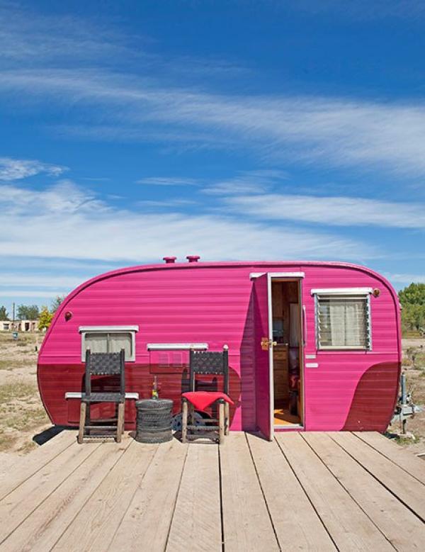Снимка: architecturaldigest.comРетро караваните El Cosmico се дават под наем в Тексас. 